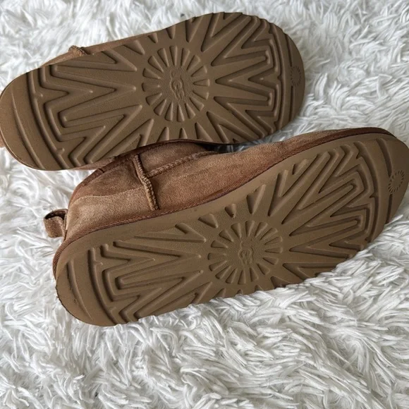 UGG Classic Ultra Mini Bootie Size 8 - Picture 7 of 7